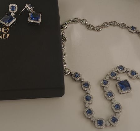 Royalis – elegancki zestaw biżuterii z niebieskimi i białymi kamieniami w srebrnym kolorze | Chloe DIAMOND